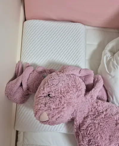 인형도 베개 차지했어요